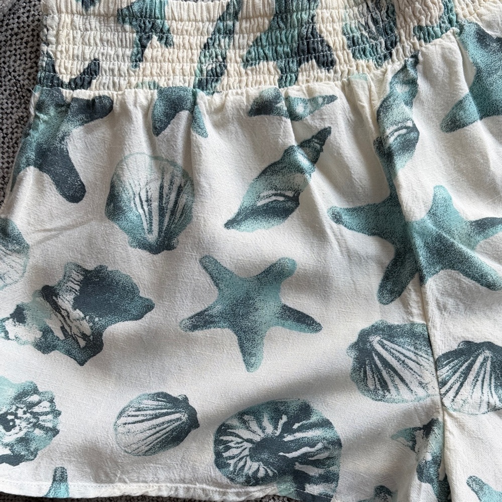 O'Neill Brand New Cream Shorts with Teal Sea Shell Print - Picture 3 of 4